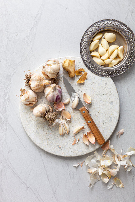 How to quickly peel garlic to make garlic paste for your curry